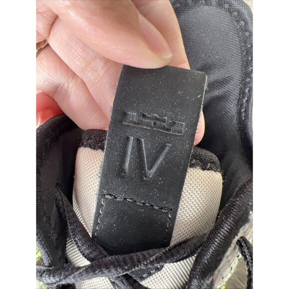 Athletic_Shoes